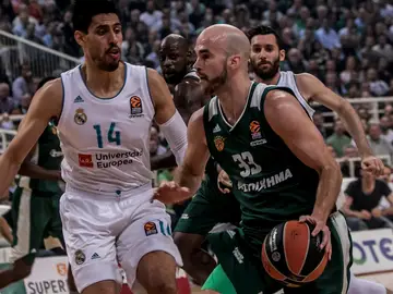 Calathes bota el balón ante la presencia de Ayón Calathes bota el balón ante la presencia de Ayón