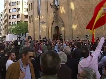 Decenas de personas se concentran en Pamplona en apoyo a los agentes y a sus parejas agredidos en Alsasua