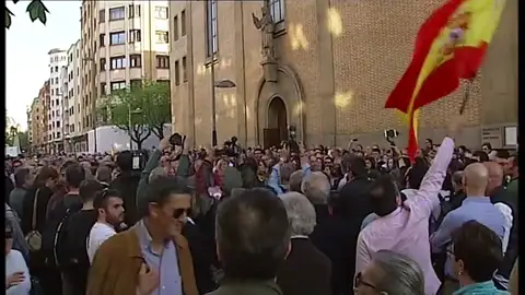 Decenas de personas se concentran en Pamplona en apoyo a los agentes y a sus parejas agredidos en Alsasua Decenas de personas se concentran en Pamplona en apoyo a los agentes y a sus parejas agredidos en Alsasua