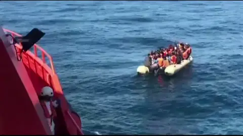 Rescatados 84 inmigrantes de tres pateras en el mar de Alborán Rescatados 84 inmigrantes de tres pateras en el mar de Alborán