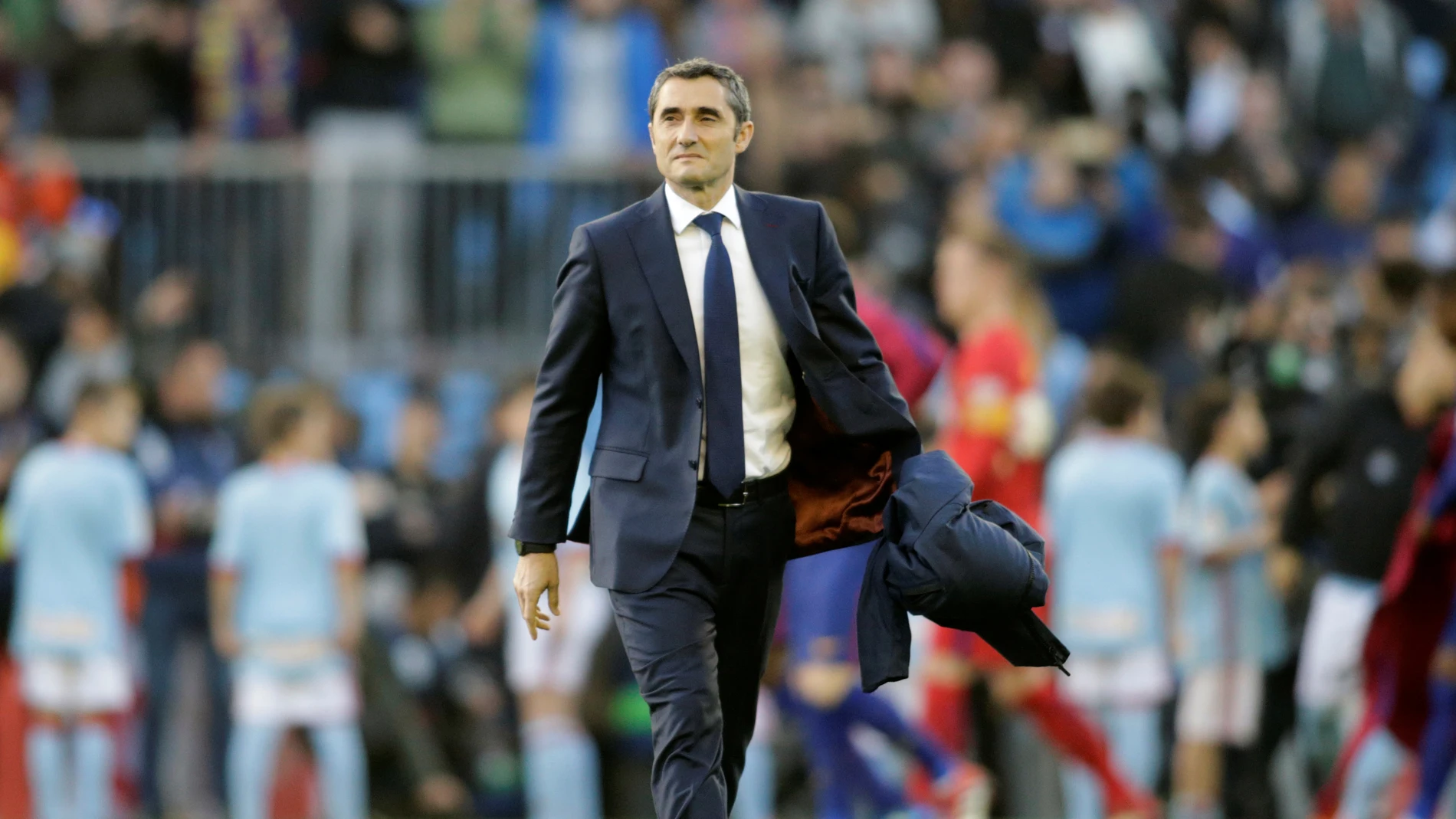 Valverde camina por el césped de Balaídos Valverde camina por el césped de Balaídos