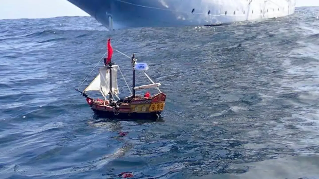 El barco pirata de juguete de dos niños escoceses consigue cruzar el océano  Atlántico