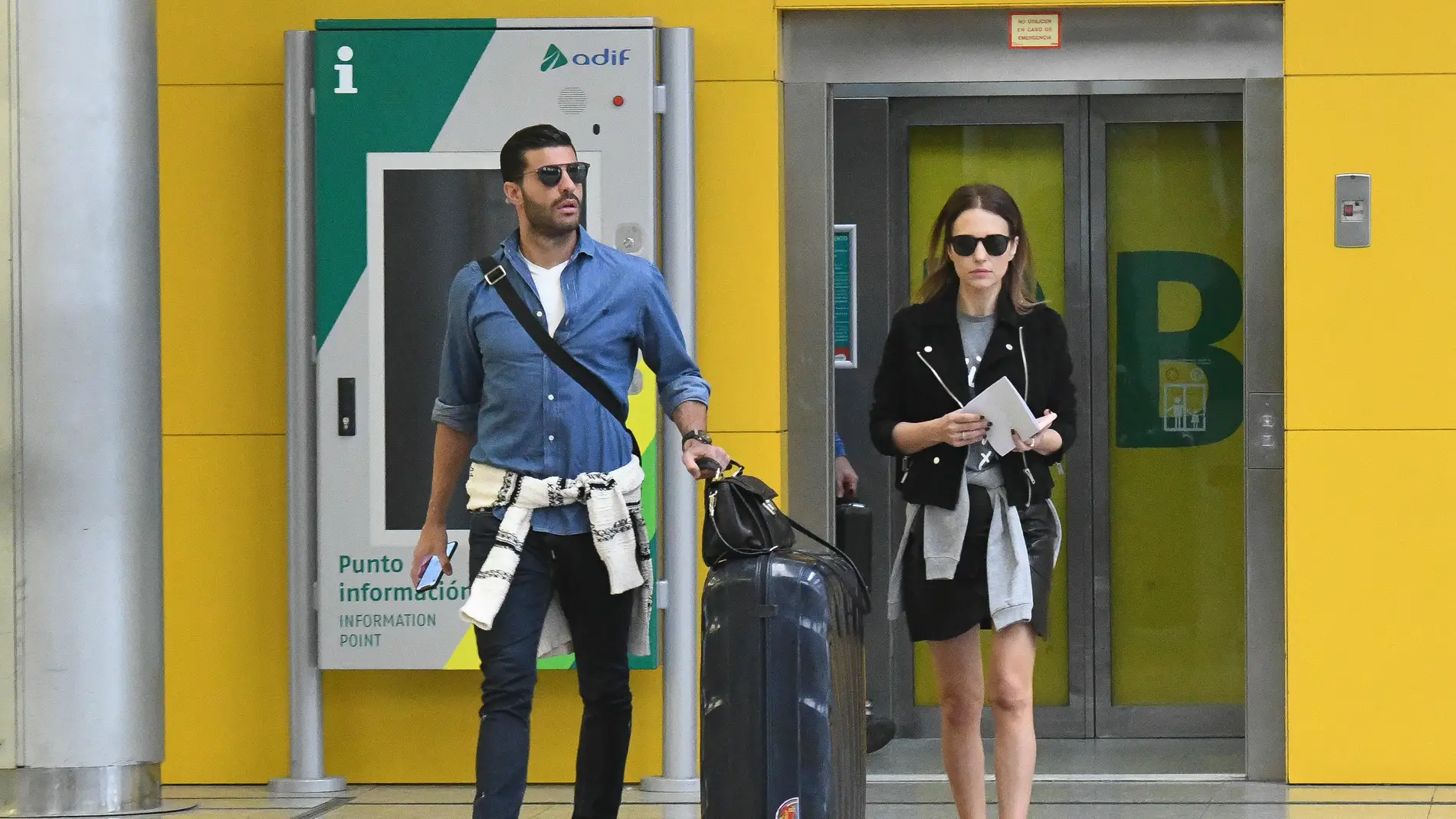 Paula Echevarría y Miguel Torres en la estación de tren