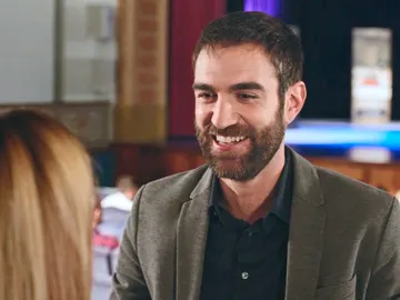 Iñaki se lanza a besar a Zuriñe Iñaki se lanza a besar a Zuriñe