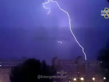 Así se vio la impresionante tormenta eléctrica en Sevilla Así se vio la impresionante tormenta eléctrica en Sevilla
