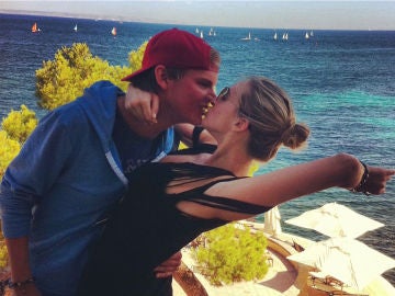 Avicii junto a su novia Emily Goldberg Avicii junto a su novia Emily Goldberg