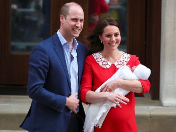 El príncipe Guillermo y Kate Middleton posan con su hijo El príncipe Guillermo y Kate Middleton posan con su hijo