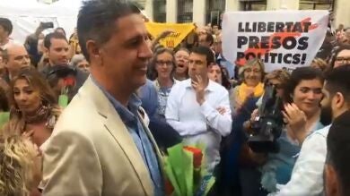 García Albiol denuncia que grupos de independentistas le increpan e impiden repartir rosas por Sant Jordi rodeándole y llamándole 
