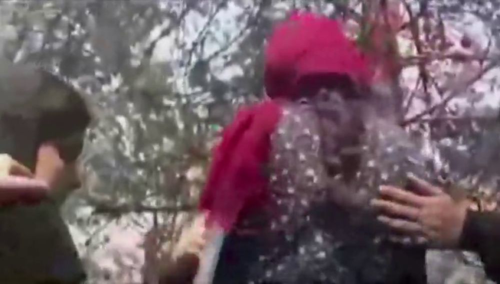 Indignación en Irán por el vídeo en que la 'policía de la moral' golpea a una mujer por llevar suelto el hiyab