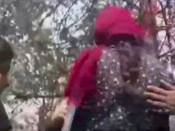 Indignación en Irán por el vídeo en que la 'policía de la moral' golpea a una mujer por llevar suelto el hiyab