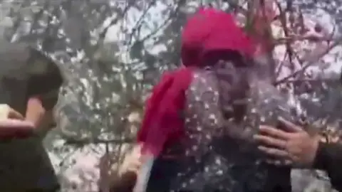 Indignación en Irán por el vídeo en que la 'policía de la moral' golpea a una mujer por llevar suelto el hiyab Indignación en Irán por el vídeo en que la 'policía de la moral' golpea a una mujer por llevar suelto el hiyab