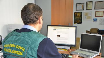 Imagen de archivo de un agente de la Guardia Civil trabajando en una operación contra la pornografía infantil