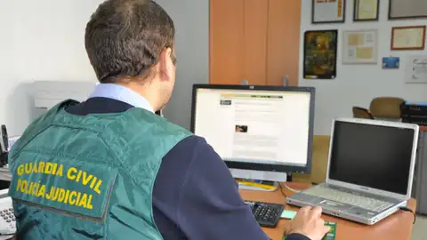 Imagen de archivo de un agente de la Guardia Civil trabajando en una operación contra la pornografía infantil Imagen de archivo de un agente de la Guardia Civil trabajando en una operación contra la pornografía infantil