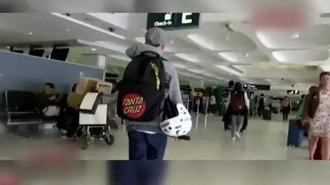 Un niño de doce años se va a Bali tras discutir y robarle la tarjeta de crédito a su madre Un niño de doce años se va a Bali tras discutir y robarle la tarjeta de crédito a su madre