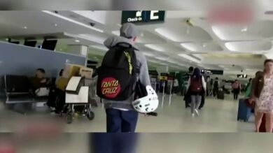 Un niño de doce años roba la tarjeta a su madre y se va de vacaciones a Bali
