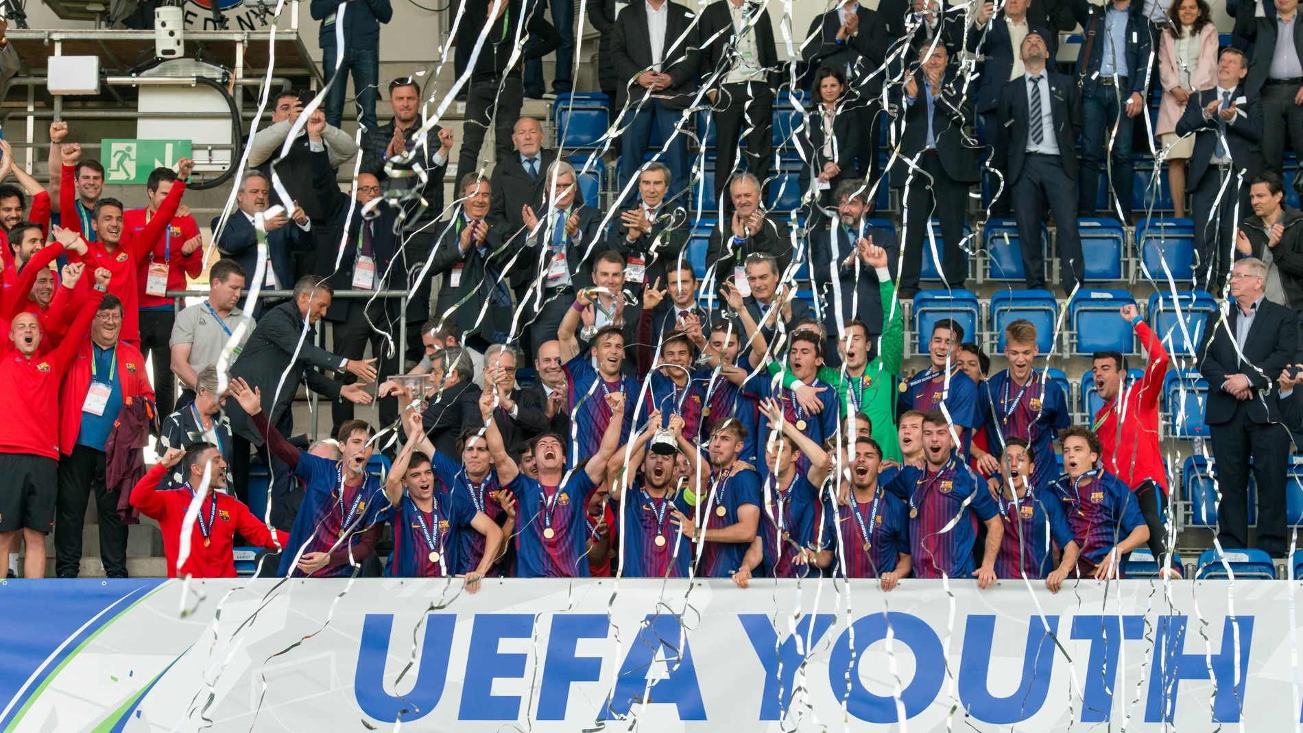 Los juveniles del Barça levantan el trofeo de la UEFA Youth League Los juveniles del Barça levantan el trofeo de la UEFA Youth League
