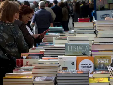 Una parada con libros de contenido político en el centro de Barcelona Una parada con libros de contenido político en el centro de Barcelona