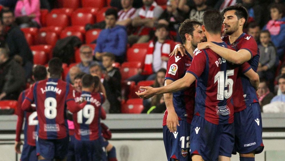 Los jugadores del Levante celebran un gol