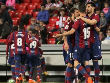 Los jugadores del Levante celebran un gol