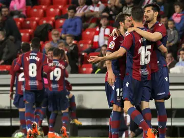 Los jugadores del Levante celebran un gol Los jugadores del Levante celebran un gol