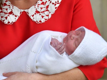 Kate Middleton posa junto a su tercer hijo Kate Middleton posa junto a su tercer hijo