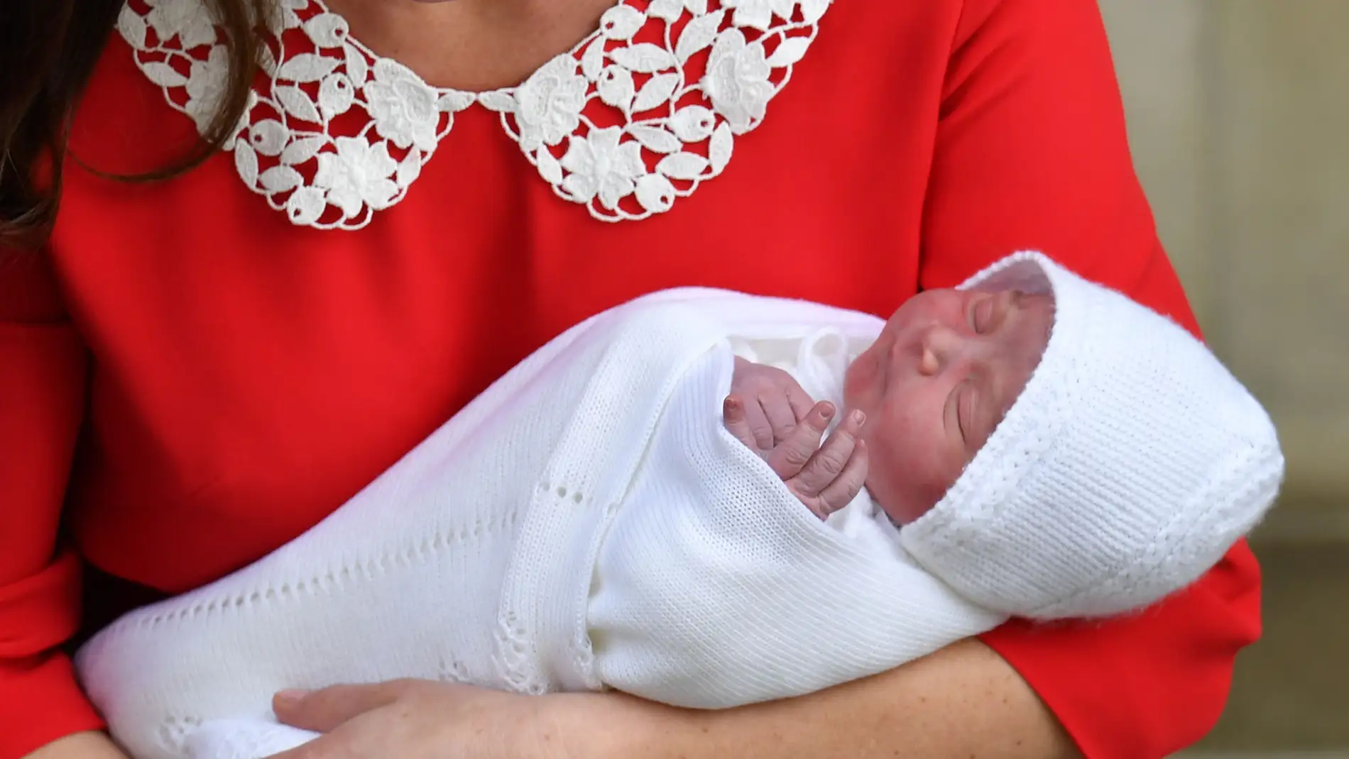 Kate Middleton posa junto a su tercer hijo