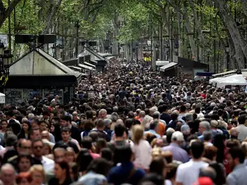 Imagen de archivo de Las Ramblas abarrotadas de gente Imagen de archivo de Las Ramblas abarrotadas de gente