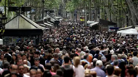 Imagen de archivo de Las Ramblas abarrotadas de gente Imagen de archivo de Las Ramblas abarrotadas de gente