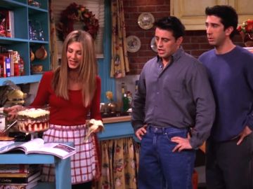 Rachel muestra su trifle a Joey y Ross en 'Friends'