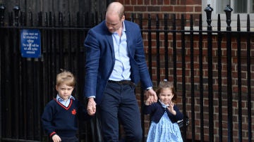Los príncipes George y Charlotte junto a su padre
