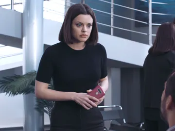 Berta se lleva un gran chasco al descubrir quién era RC, su nuevo ligue Berta se lleva un gran chasco al descubrir quién era RC, su nuevo ligue