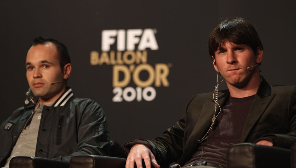 Iniesta y Messi, durante la conferencia de prensa del Balón de Oro en 2010