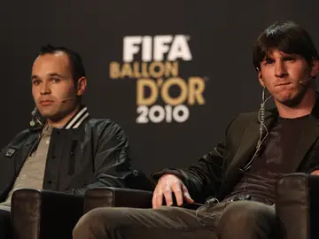 Iniesta y Messi, durante la conferencia de prensa del Balón de Oro en 2010 Iniesta y Messi, durante la conferencia de prensa del Balón de Oro en 2010