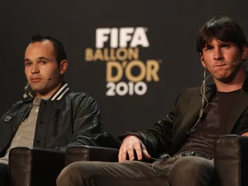 Iniesta y Messi, durante la conferencia de prensa del Balón de Oro en 2010 Iniesta y Messi, durante la conferencia de prensa del Balón de Oro en 2010