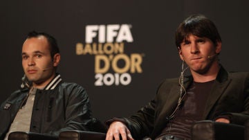 Iniesta y Messi, durante la conferencia de prensa del Balón de Oro en 2010