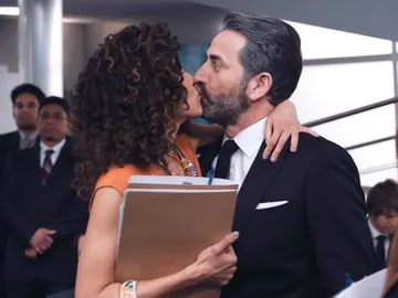 Lydimar besa apasionadamente a Efe ante Montse: “Yo se retener a mi hombre” Lydimar besa apasionadamente a Efe ante Montse: “Yo se retener a mi hombre”