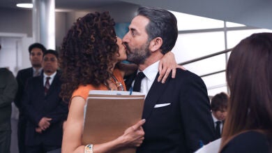 Lydimar besa apasionadamente a Efe ante Montse: “Yo se retener a mi hombre”