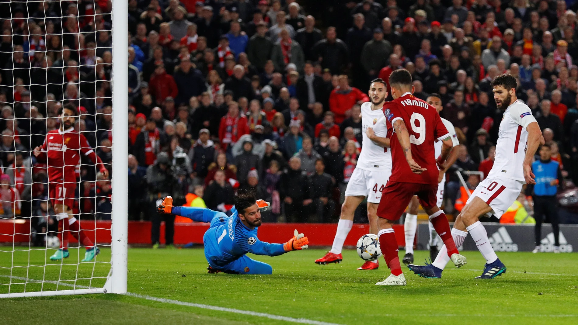 Firmino empuja el balón de Salah para marcar en Anfield