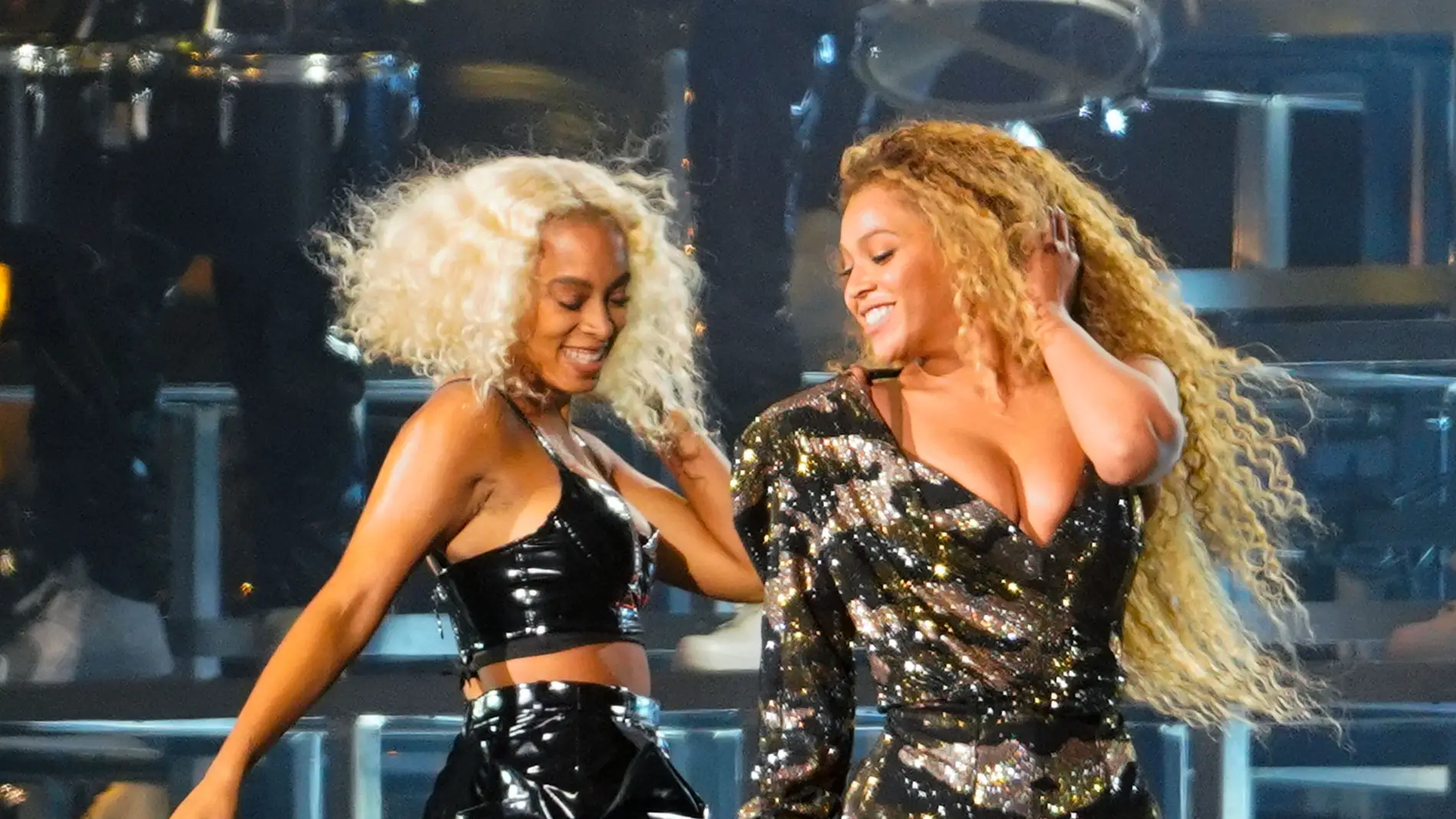 Beyoncé y Solange durante su actuación en Coachella