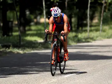 La triatleta Carolina Routier entrena sobre su bicicleta La triatleta Carolina Routier entrena sobre su bicicleta