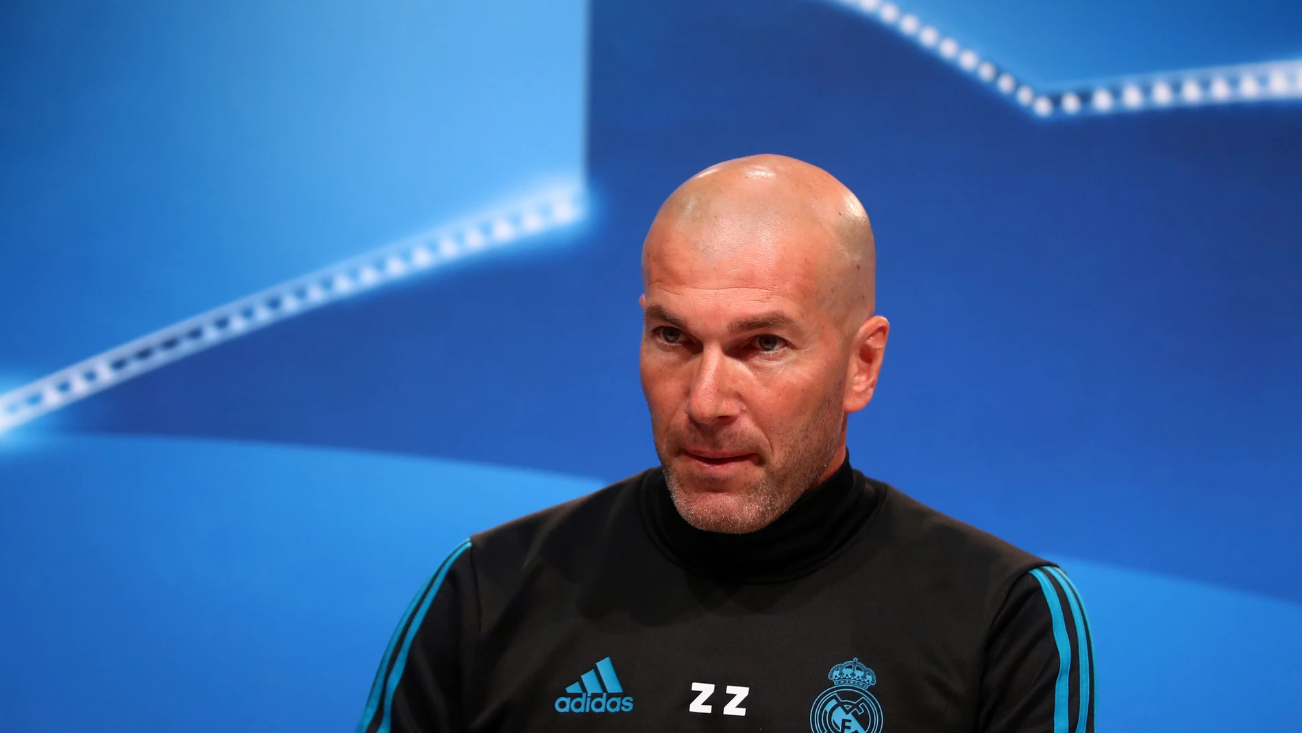 Zidane, entrando en la sala de prensa