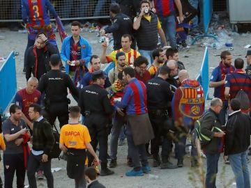 Aficionados del Barcelona, a las afueras del Metropolitano antes de la final de Copa