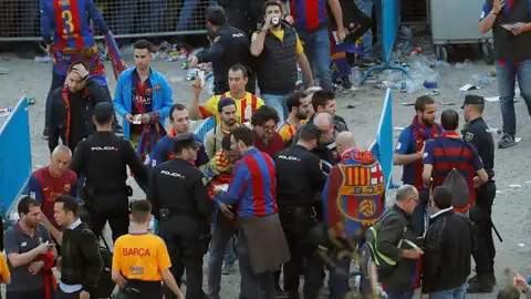 Aficionados del Barcelona, a las afueras del Metropolitano antes de la final de Copa Aficionados del Barcelona, a las afueras del Metropolitano antes de la final de Copa