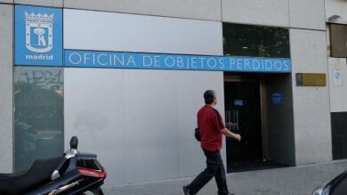 El Ayuntamiento de Madrid subasta miles de artículos sin dueño que han aparecido en la ciudad