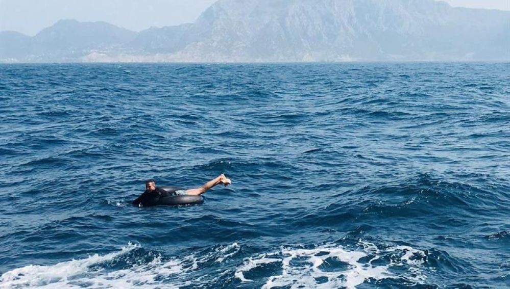 Un inmigrante a la deriva en aguas del Estrecho