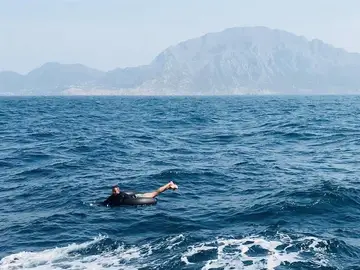 Un inmigrante a la deriva en aguas del Estrecho Un inmigrante a la deriva en aguas del Estrecho