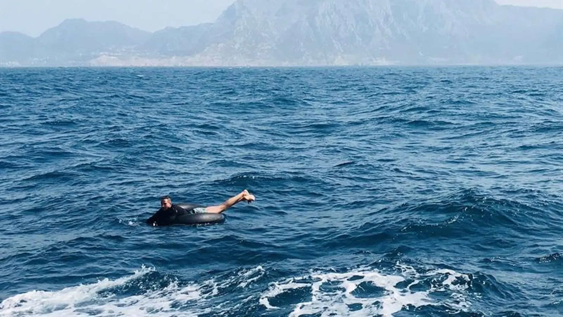 Un inmigrante a la deriva en aguas del Estrecho Un inmigrante a la deriva en aguas del Estrecho