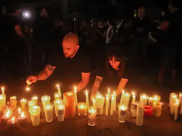 Compañeros de los estudiantes desaparecidos en Jalisco colocan velas Compañeros de los estudiantes desaparecidos en Jalisco colocan velas