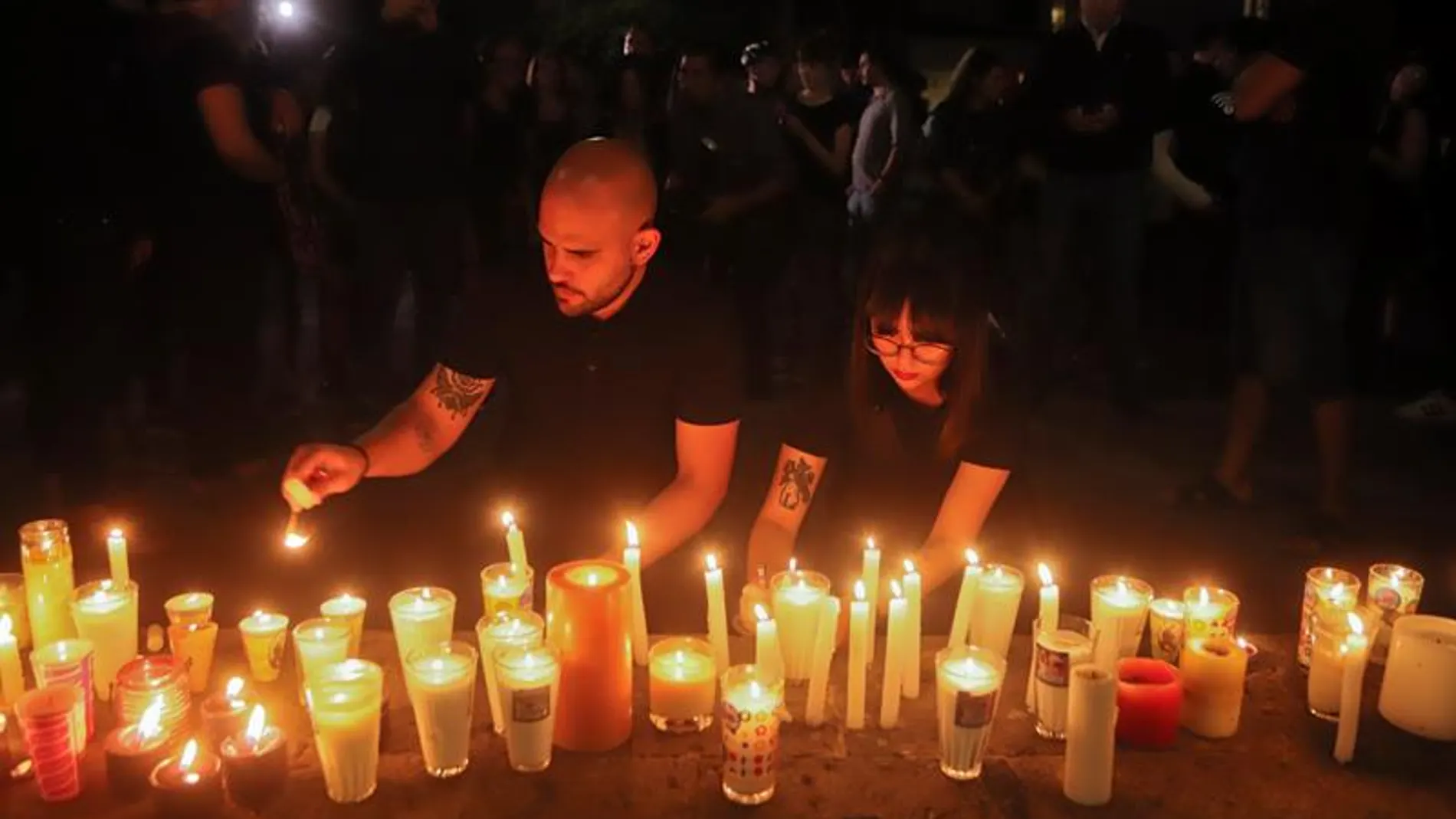 Compañeros de los estudiantes desaparecidos en Jalisco colocan velas Compañeros de los estudiantes desaparecidos en Jalisco colocan velas