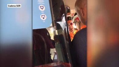 Graban una pelea entre un grupo de ciclistas y un conductor de autobús por no respetar la distancia de seguridad